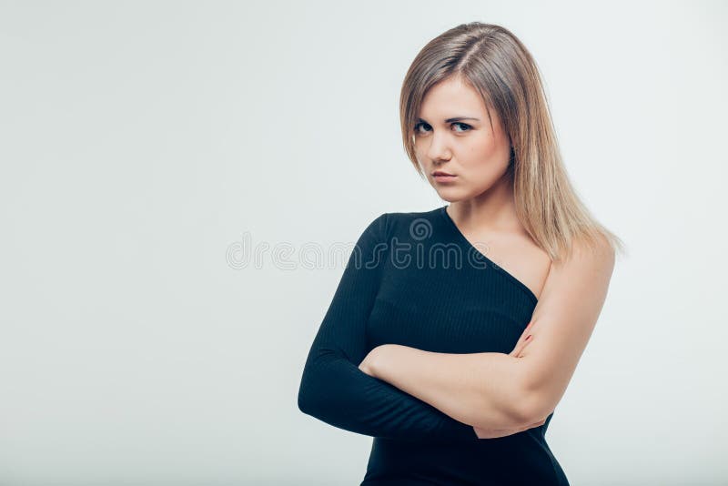 Aufgebrachte unglückliche zufällige Frau, die unten schaut Getontes Nahaufnahmeporträt lizenzfreie stockfotos Aufgebrachte unglückliche zufällige Frau, die unten schaut Getontes Nahaufnahmeporträt lizenzfreie stockfotos