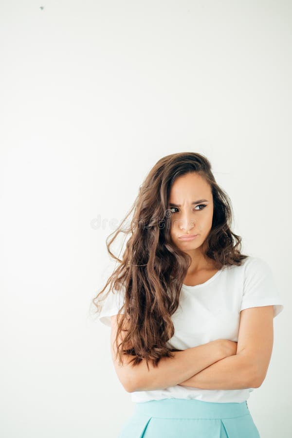 Aufgebrachte unglückliche zufällige Frau mit dem kurzen blonden Haar, das unten schaut stockfoto Aufgebrachte unglückliche zufällige Frau mit dem kurzen blonden Haar, das unten schaut stockfoto