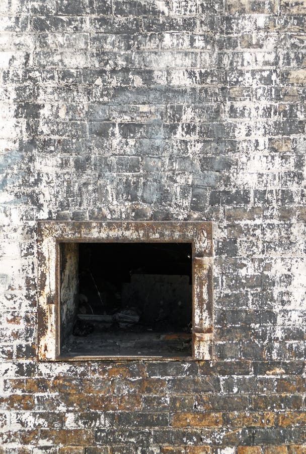 Aufgegebener Fabrikofen und verwitterte Backsteinmauer lizenzfreie stockfotos