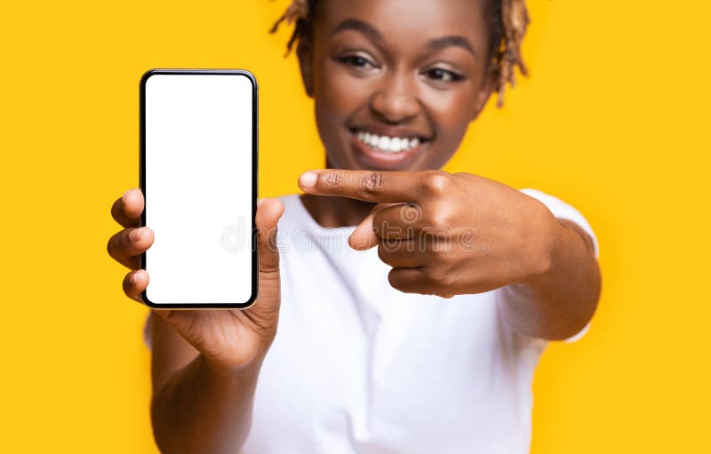 Aufgeregte afrikanische Dame, die Smartphone mit weißem Bildschirm zeigt
