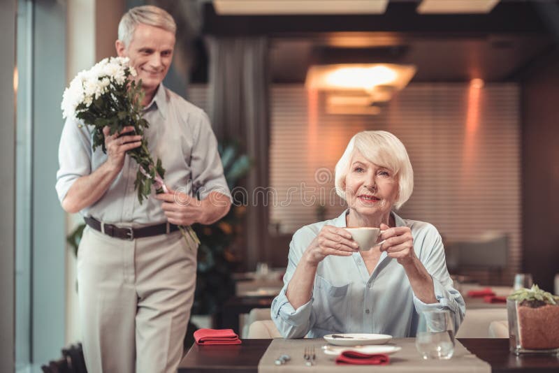Aufgeregte Dame, die auf einen Mann in einem Café wartet stockfoto Aufgeregte Dame, die auf einen Mann in einem Café wartet stockfoto