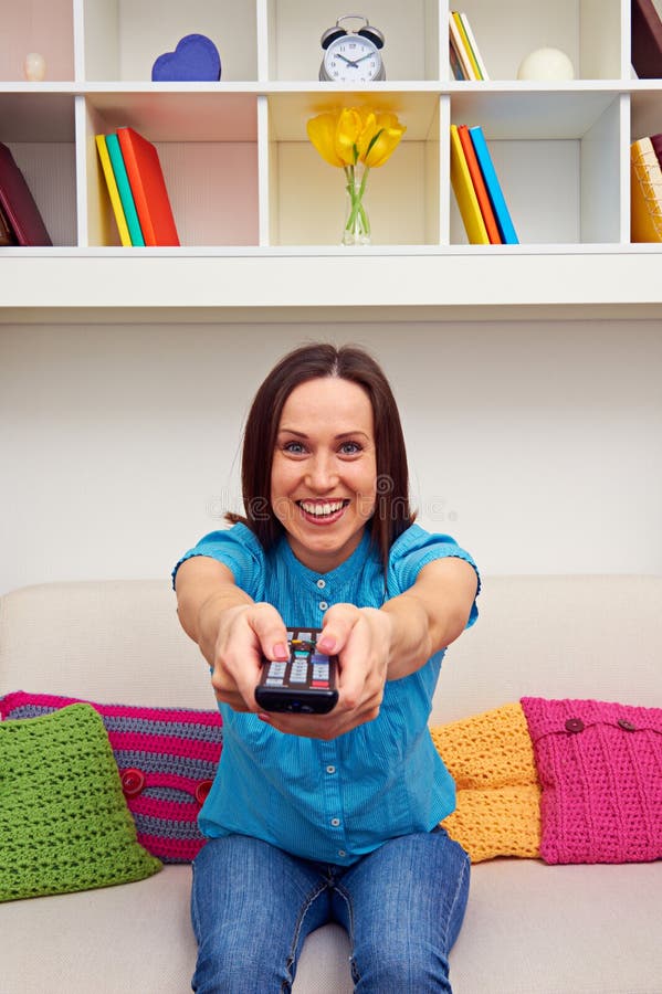 Aufgeregte Frau, die fernsieht lizenzfreie stockfotos Aufgeregte Frau, die fernsieht lizenzfreie stockfotos