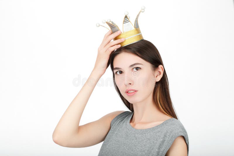Aufgeregte glückliche schauende Frau, die eine handgemachte Prinzessinkrone trägt Nahaufnahme des asiatischen kaukasischen weibli stockbild Aufgeregte glückliche schauende Frau, die eine handgemachte Prinzessinkrone trägt Nahaufnahme des asiatischen kaukasischen weibli stockbild