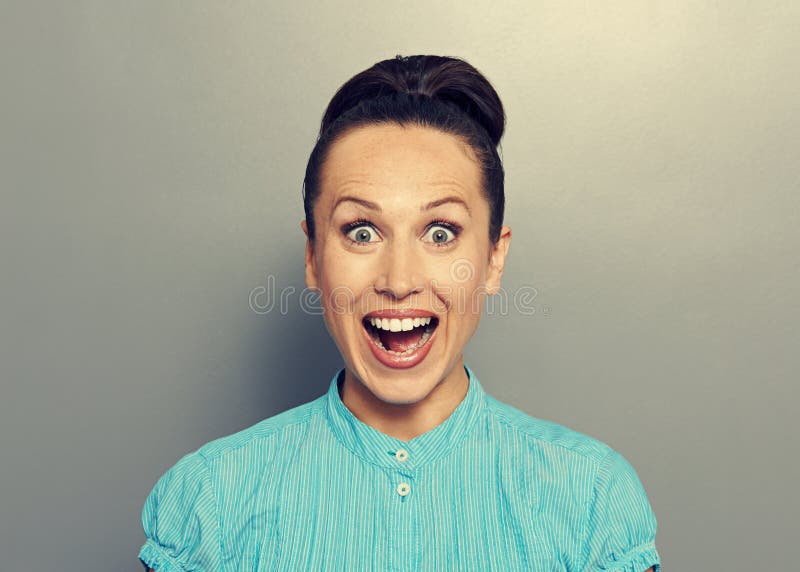 Aufgeregte junge Frau stockbild Aufgeregte junge Frau stockbild