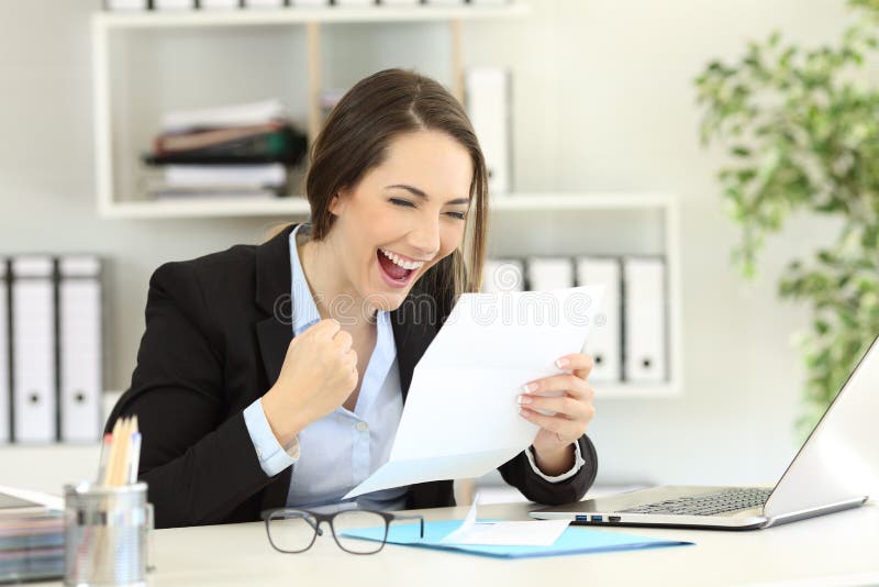 Aufgeregter Büroangestellter, der einen Brief liest stockbild Aufgeregter Büroangestellter, der einen Brief liest stockbild