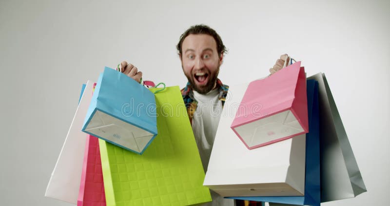 Aufgeregter Mann mit Einkaufstaschen. Great Deals und Retail Therapy stock video