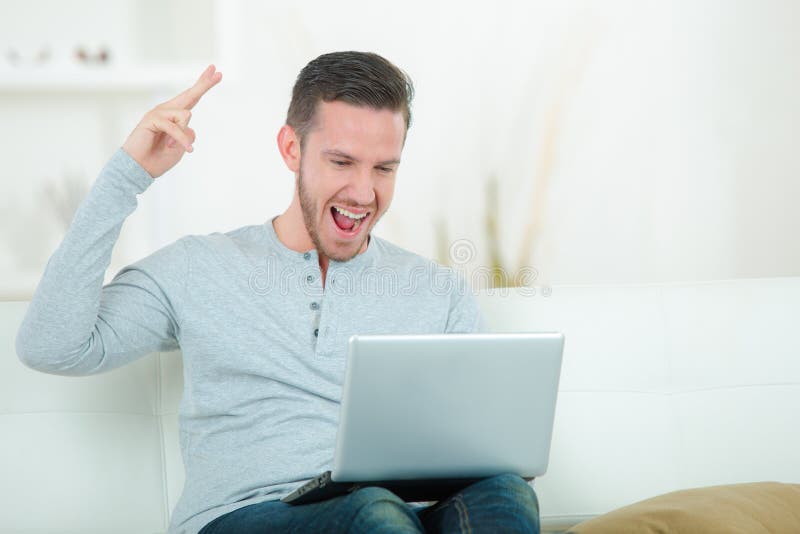 Aufgeregter Unternehmer, der mit Laptop arbeitet stockfoto Aufgeregter Unternehmer, der mit Laptop arbeitet stockfoto