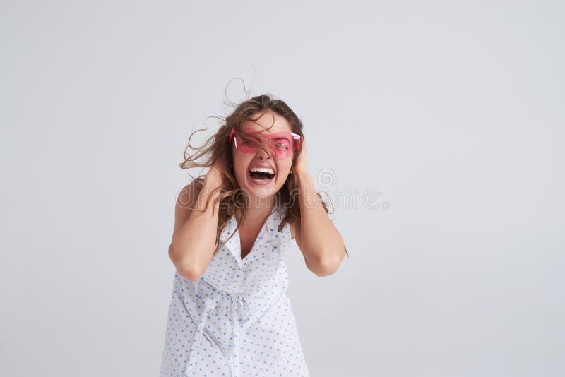 Aufgeregtes Mädchen in der rosa Sonnenbrille, die verrückt geht stockfoto Aufgeregtes Mädchen in der rosa Sonnenbrille, die verrückt geht stockfoto