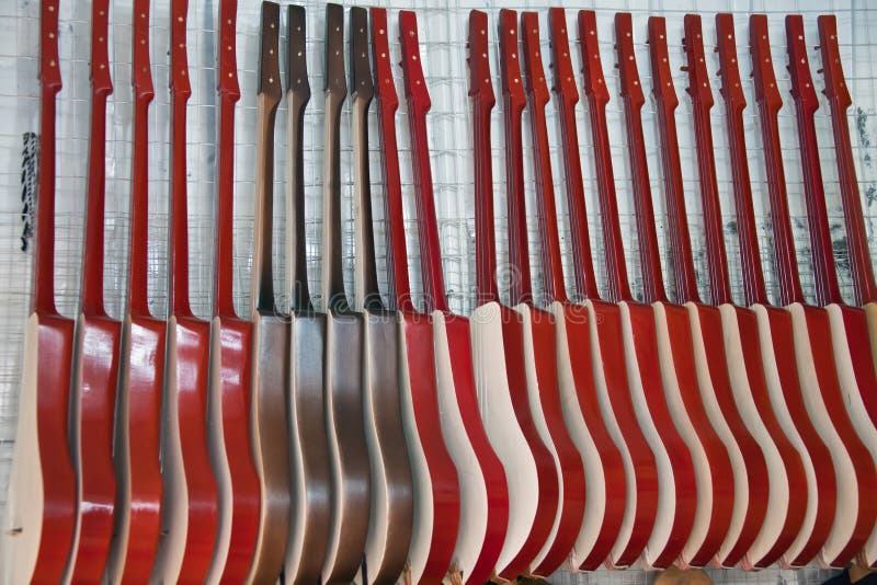 Aufgereihte Kyrgyz nationale Musikinstrumente KOMUZ stockbild Aufgereihte Kyrgyz nationale Musikinstrumente KOMUZ stockbild