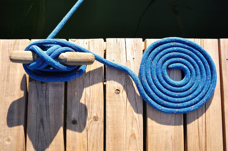 Aufgerolltes blaues Seil und Klemme lizenzfreies stockfoto Aufgerolltes blaues Seil und Klemme lizenzfreies stockfoto