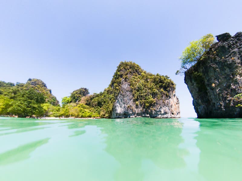 Aufgeteilte Unterwasseransicht Von Koh Hong-Insel Stockbild - Bild von