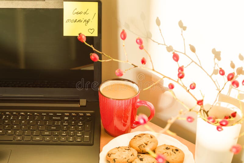 Aufkleber GUTER MORGEN auf Laptop und Frühstück lizenzfreies stockfoto Aufkleber GUTER MORGEN auf Laptop und Frühstück lizenzfreies stockfoto