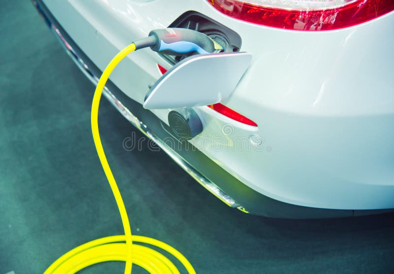 Aufladung eines elektrischen Autos stockfotos Aufladung eines elektrischen Autos stockfotos