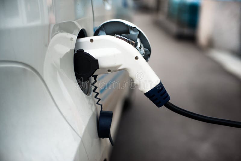 Aufladung eines Elektroautos mit dem Stromkabel stockfoto Aufladung eines Elektroautos mit dem Stromkabel stockfoto