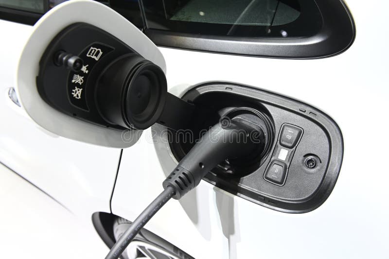 Aufladungsprozeß des Elektroautos durch die Stromkabelversorgung angeschlossen lizenzfreie stockfotos Aufladungsprozeß des Elektroautos durch die Stromkabelversorgung angeschlossen lizenzfreie stockfotos