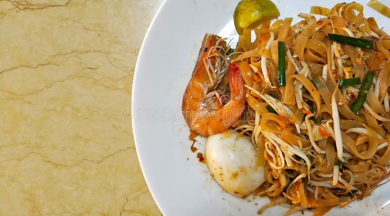 Auflage thailändisches Goong belegen Fried Rice Sticks mit asiatischer thailändischer Straßennahrung der Garnele mit Rasen lizenzfreies stockfoto Auflage thailändisches Goong belegen Fried Rice Sticks mit asiatischer thailändischer Straßennahrung der Garnele mit Rasen lizenzfreies stockfoto