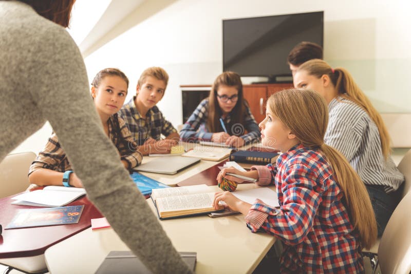 Starke Jugendliche Im Hellen Klassenzimmer Stockbild Bild Von übung