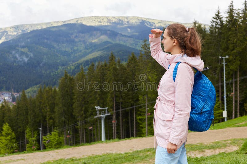 Aufmerksamer starker Reisender, der, Arm anhebend direkt schaut und bedecken Augen mit der Hand und schützen sich vor Sonnenstrah lizenzfreie stockfotografie Aufmerksamer starker Reisender, der, Arm anhebend direkt schaut und bedecken Augen mit der Hand und schützen sich vor Sonnenstrah lizenzfreie stockfotografie