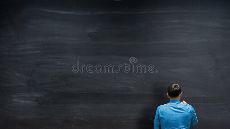 Aufnahme eines Mannes, der auf der Tafel zu schreiben beginnt. leere Tafel, perfekt geeignet für lizenzfreies stockfoto