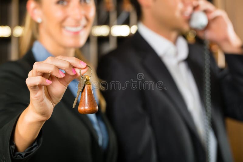 Aufnahme im Hotel - Frau mit Taste lizenzfreies stockbild Aufnahme im Hotel - Frau mit Taste lizenzfreies stockbild