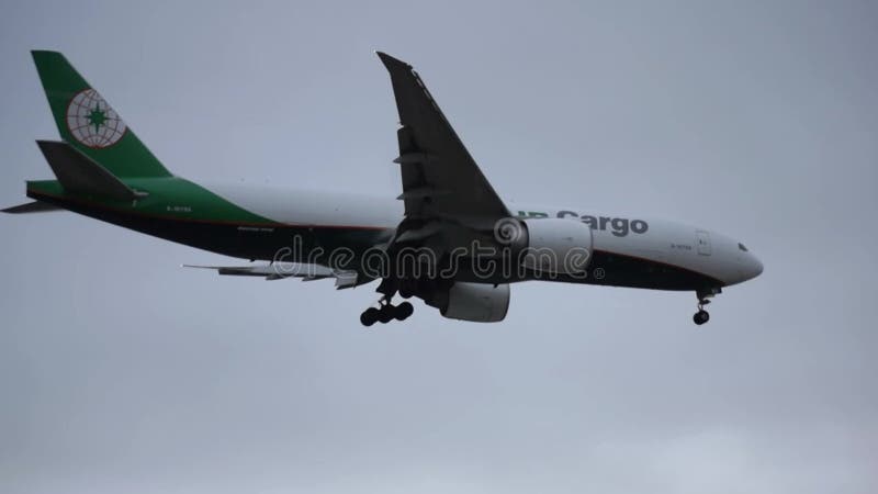 Aufnahmen eines großen 777 f großen Frachtflugzeugs, das sich dem Flughafen von Ohare in chicago vereinigte Staaten nähert stock video