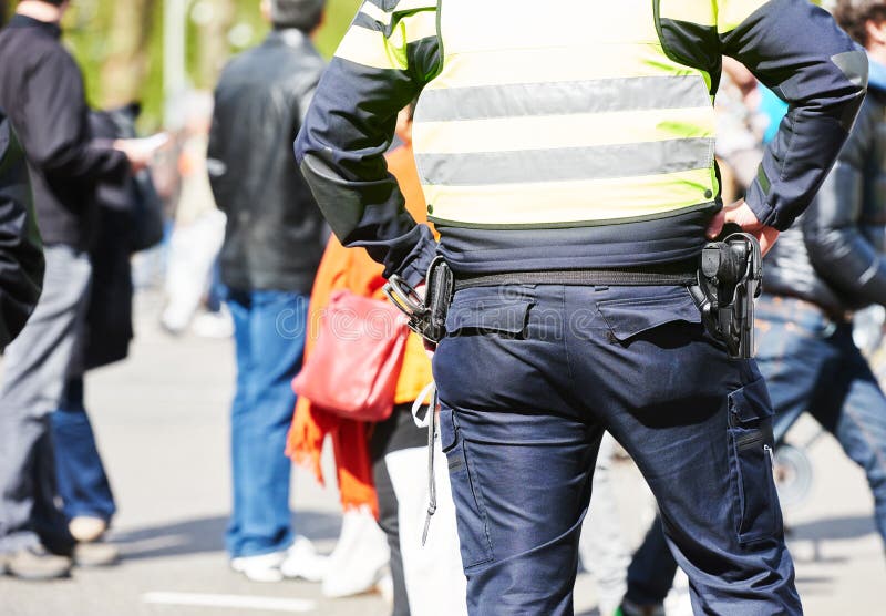 Aufpassende Bestellung des Polizisten in der Straße lizenzfreies stockbild Aufpassende Bestellung des Polizisten in der Straße lizenzfreies stockbild