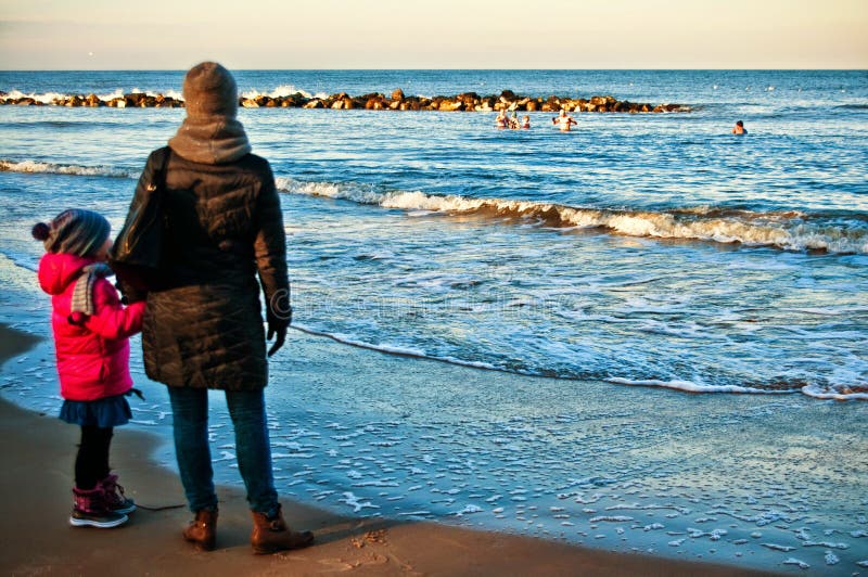 Aufpassende Leute, die im Wintermeer schwimmen stockfotografie Aufpassende Leute, die im Wintermeer schwimmen stockfotografie