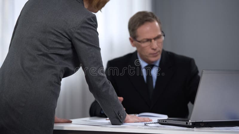 Aufsichtskraftfrau unglücklich mit Bericht des Managers, schwache Leistung, schlechte Ergebnisse lizenzfreie stockbilder Aufsichtskraftfrau unglücklich mit Bericht des Managers, schwache Leistung, schlechte Ergebnisse lizenzfreie stockbilder