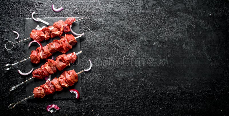 Aufsteckspindel mit rohem Kebab und Zwiebel lizenzfreies stockfoto