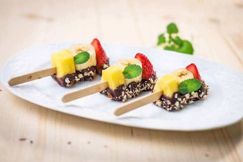 Aufsteckspindeln Der Frischen Frucht Mit Schokolade Stockbild - Bild ... Aufsteckspindeln Der Frischen Frucht Mit Schokolade Stockbild - Bild ...