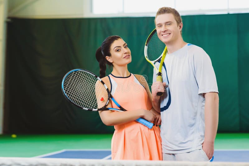 Aufstellung mit zwei glückliche lächelnde Tennis-Spielern Innen stockfotos Aufstellung mit zwei glückliche lächelnde Tennis-Spielern Innen stockfotos