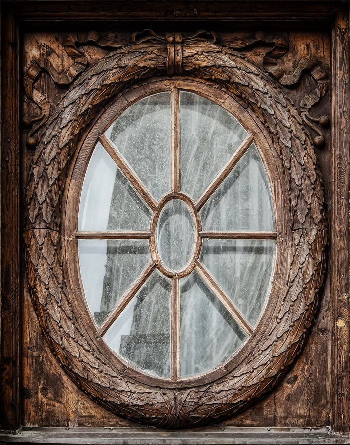 Ovales Fenster stockbild. Bild von rustic, haus, haupt