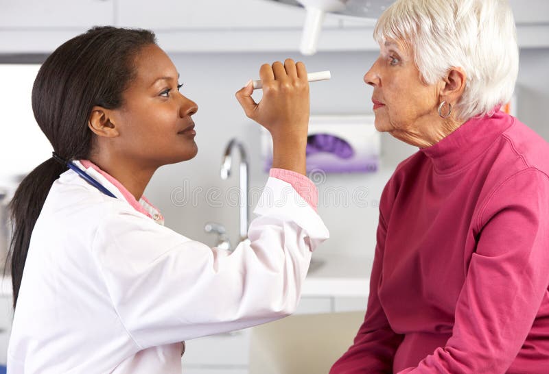Augen Doktor-Examining Senior Female Patients