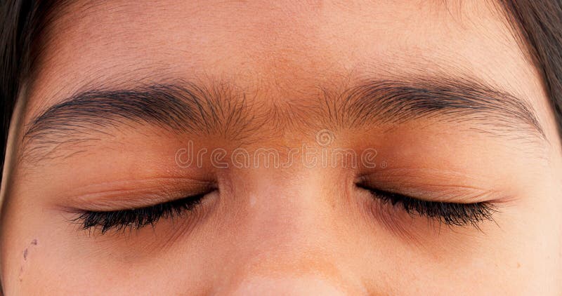 Augen verschlossen Zoom und Kind in optometrischer Optik und Stresslinderung für Sehwellness und Zen. Gesicht und stockbild