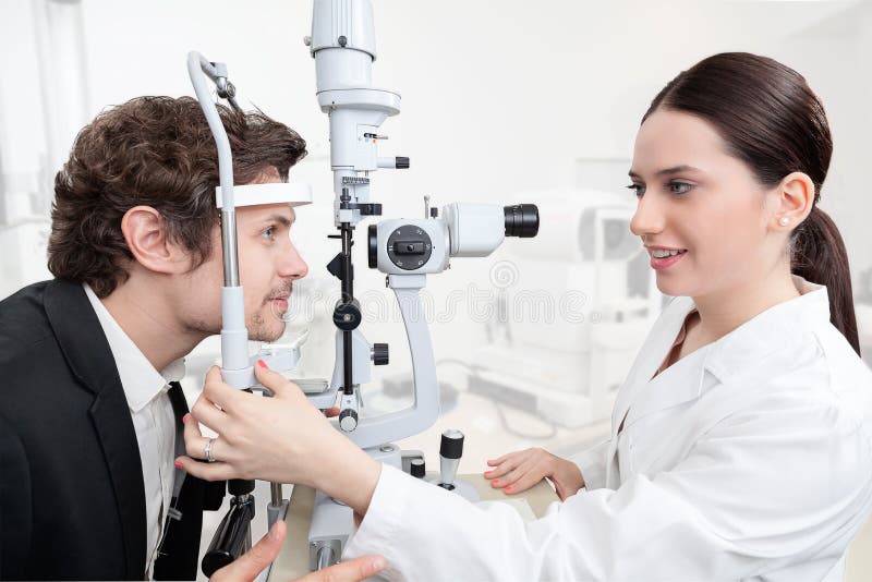Augenarzt With ein Frauen-Patient, der eine Prüfung hat lizenzfreies stockfoto Augenarzt With ein Frauen-Patient, der eine Prüfung hat lizenzfreies stockfoto