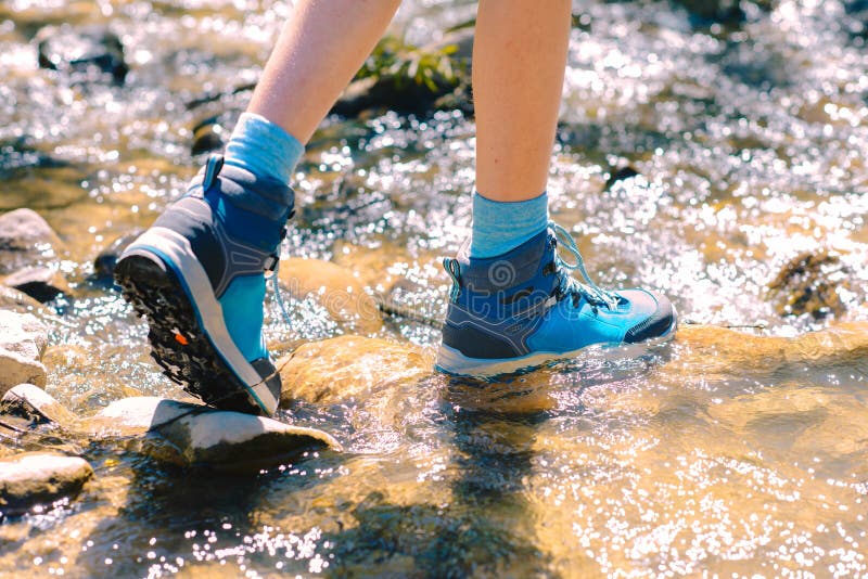Augmentant les chaussures - semelle des bottes et des jambes de trekking dans un streptocoque de montagne photos libres de droits Augmentant les chaussures - semelle des bottes et des jambes de trekking dans un streptocoque de montagne photos libres de droits