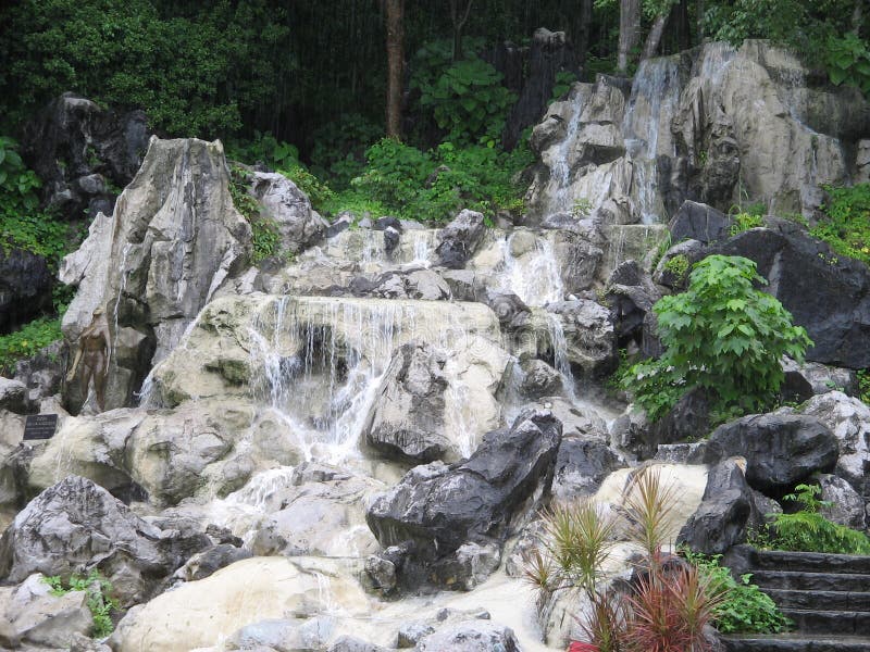 Augmentation d'une petite cascade tropicale photographie stock libre de droits Augmentation d'une petite cascade tropicale photographie stock libre de droits