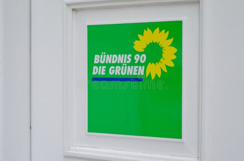 August 2021 : Allianz 90die Grünen Deutschland : bundnis 90die grunen oder grune Logo an der Tür