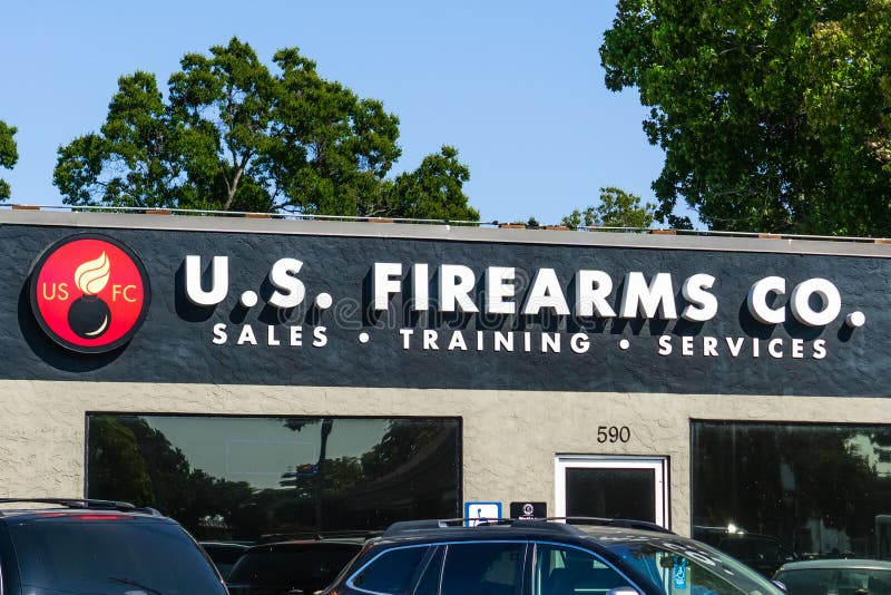 14. August 2018 Sunnyvale/CA/USA - U S Feuerwaffen Co das lokale Waffengeschäft, das eine vollständige Auswahl des Gewehrs anbiet