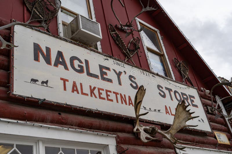 10. AUGUST 2018 - TALKEETNA, ALASKA: Nagely-` s Speicher, ein ikonenhafter Gemischtwarenladen in Alaska stockfoto 10. AUGUST 2018 - TALKEETNA, ALASKA: Nagely-` s Speicher, ein ikonenhafter Gemischtwarenladen in Alaska stockfoto