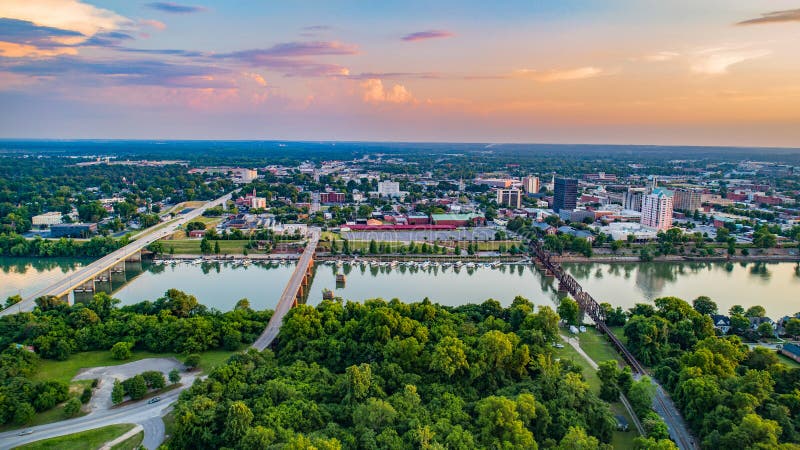 Augusta, Georgia, antenna del centro dell'orizzonte di U.S.A. lungo la savana immagine stock libera da diritti Augusta, Georgia, antenna del centro dell'orizzonte di U.S.A. lungo la savana immagine stock libera da diritti