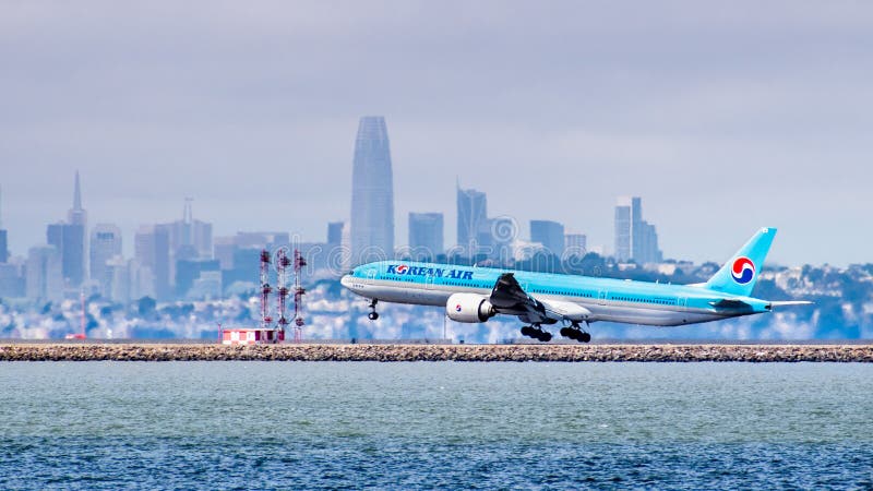 19 augusti 2019, Burlingame/CA/USA - Koreanska flygplan som landar på San Francisco International Airport. Det finansiella distri royaltyfria foton 19 augusti 2019, Burlingame/CA/USA - Koreanska flygplan som landar på San Francisco International Airport. Det finansiella distri royaltyfria foton