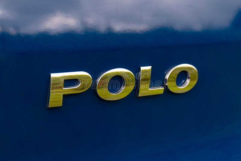 Augusti 11th, 2017, kork, Irland - som är nära upp av en Volkswagen Polo bokstavsdetalj i baksidan av bilen arkivbilder Augusti 11th, 2017, kork, Irland - som är nära upp av en Volkswagen Polo bokstavsdetalj i baksidan av bilen arkivbilder