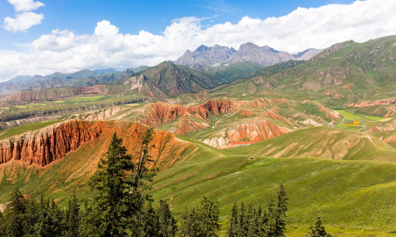 Augusto, le montagne sotto il cielo blu e nuvole bianche, montagna di Qilian immagine stock Augusto, le montagne sotto il cielo blu e nuvole bianche, montagna di Qilian immagine stock