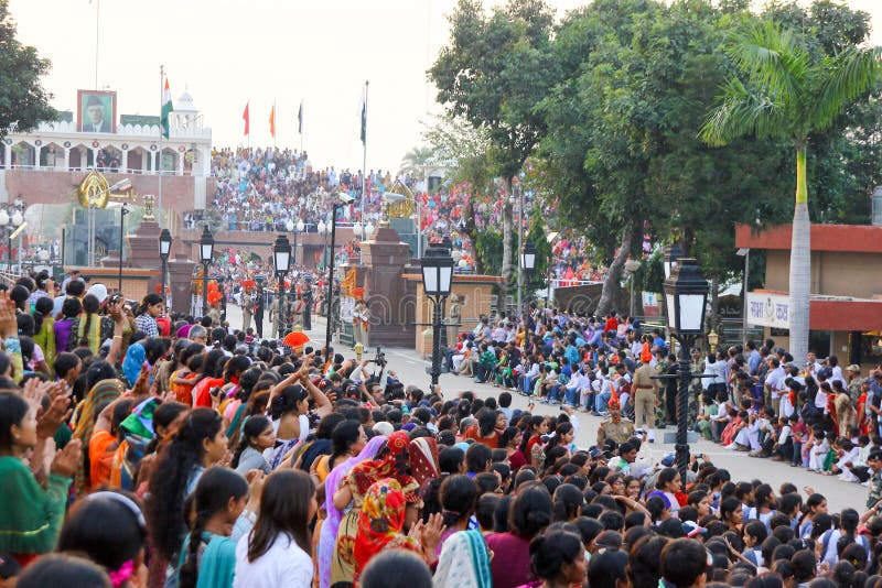 15,2018 augustus, Wagha-Grens, Amritsar, India Indische menigte die en de Indische langs uitgevoerde gebeurtenis toejuichen viere stock afbeeldingen 15,2018 augustus, Wagha-Grens, Amritsar, India Indische menigte die en de Indische langs uitgevoerde gebeurtenis toejuichen viere stock afbeeldingen