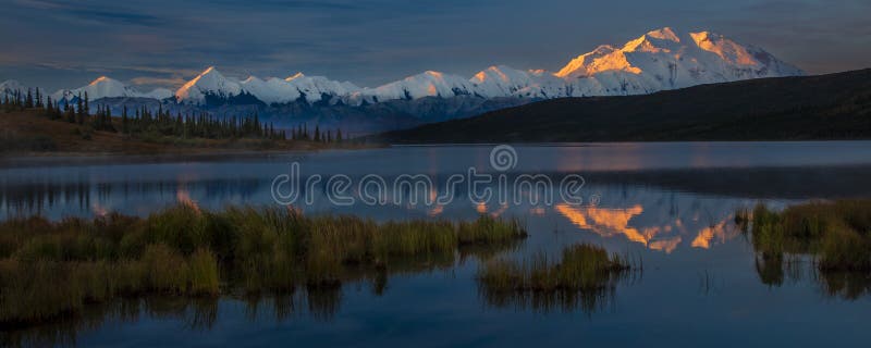 29 AUGUSTUS, 2016 - zet Denali bij Wonder Meer op, als Onderstel McKinley, de hoogste bergpiek in Noord-Amerika dat eerder, wordt stock foto's 29 AUGUSTUS, 2016 - zet Denali bij Wonder Meer op, als Onderstel McKinley, de hoogste bergpiek in Noord-Amerika dat eerder, wordt stock foto's