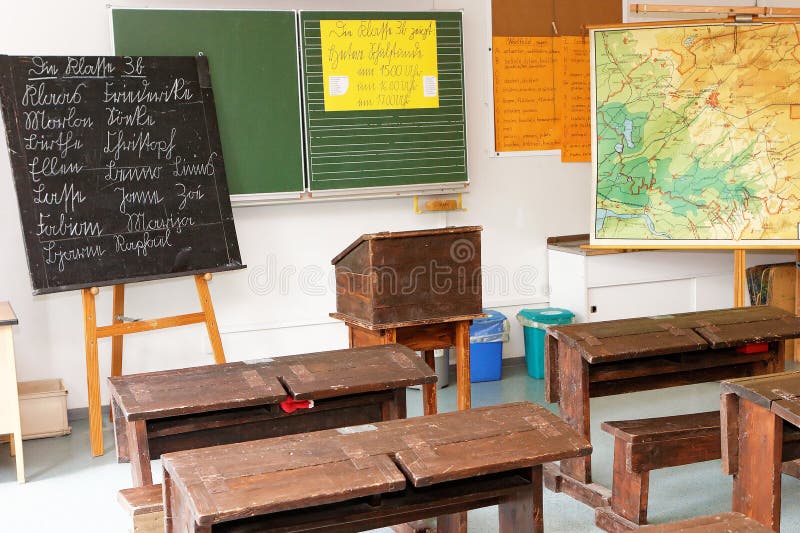 Aula con banchi vecchi, lavagna e mappa fotografia stock libera da diritti