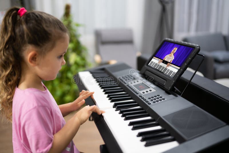 Aula de música piano pela internet em casa. estudar online