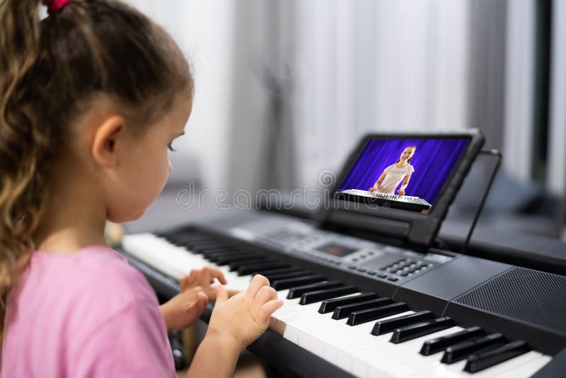 Aula de música piano pela internet em casa. estudar online