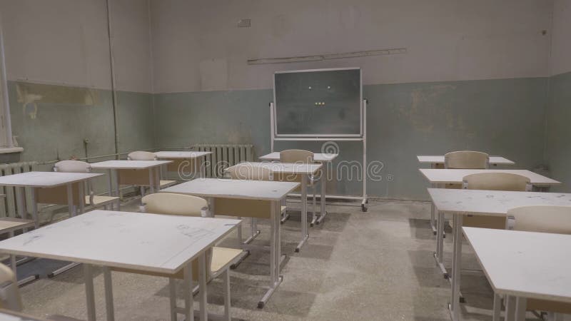 Aula vuota con i bordi bianchi e verdi di legno degli scrittori, di gesso a scuola Aula vuota Aula abbandonata della scuola fotografia stock libera da diritti Aula vuota con i bordi bianchi e verdi di legno degli scrittori, di gesso a scuola Aula vuota Aula abbandonata della scuola fotografia stock libera da diritti